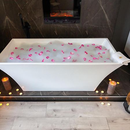 Royal Romantic Apartment With Bathtub Lwów Zewnętrze zdjęcie