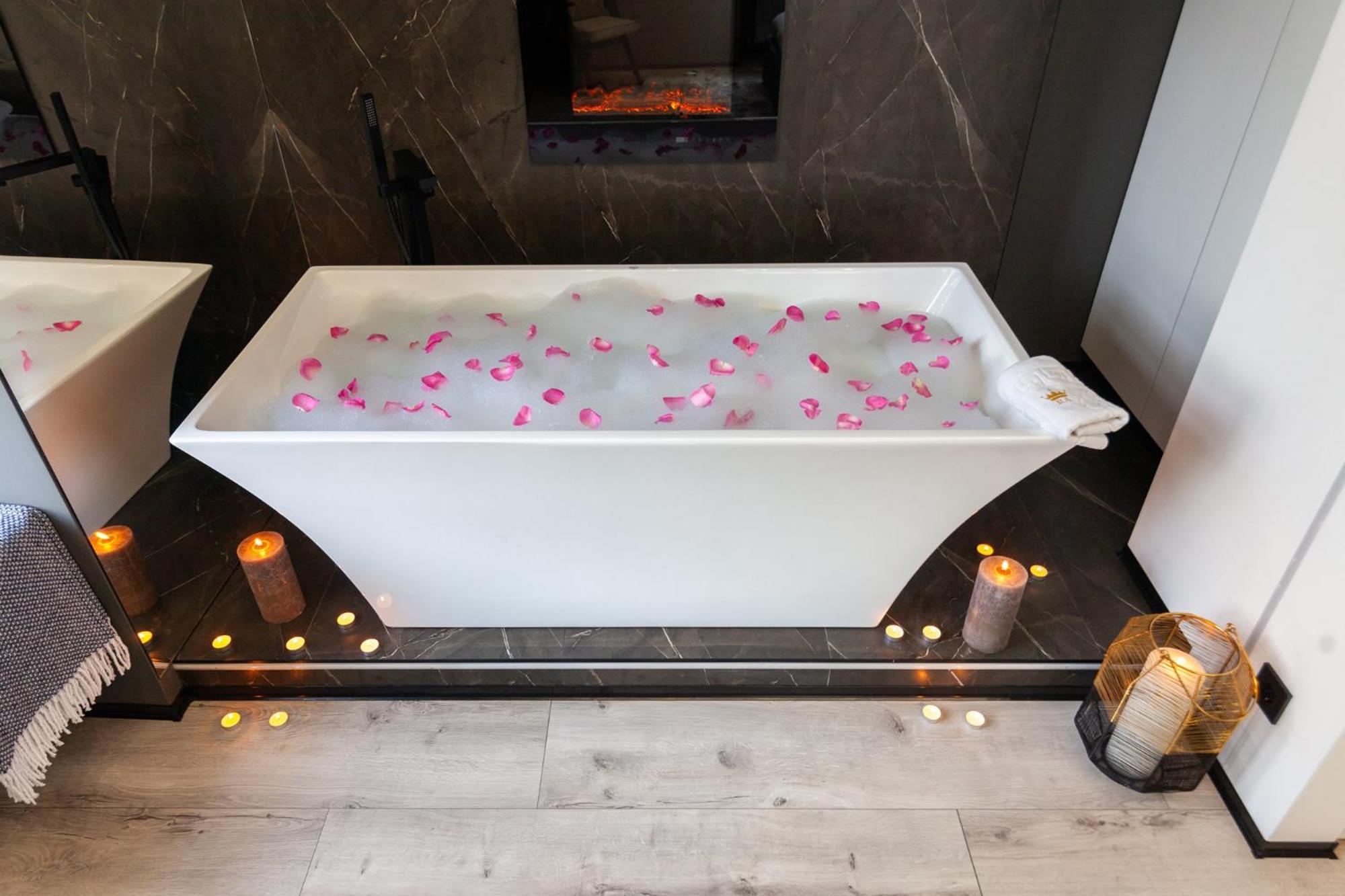 Royal Romantic Apartment With Bathtub Lwów Zewnętrze zdjęcie