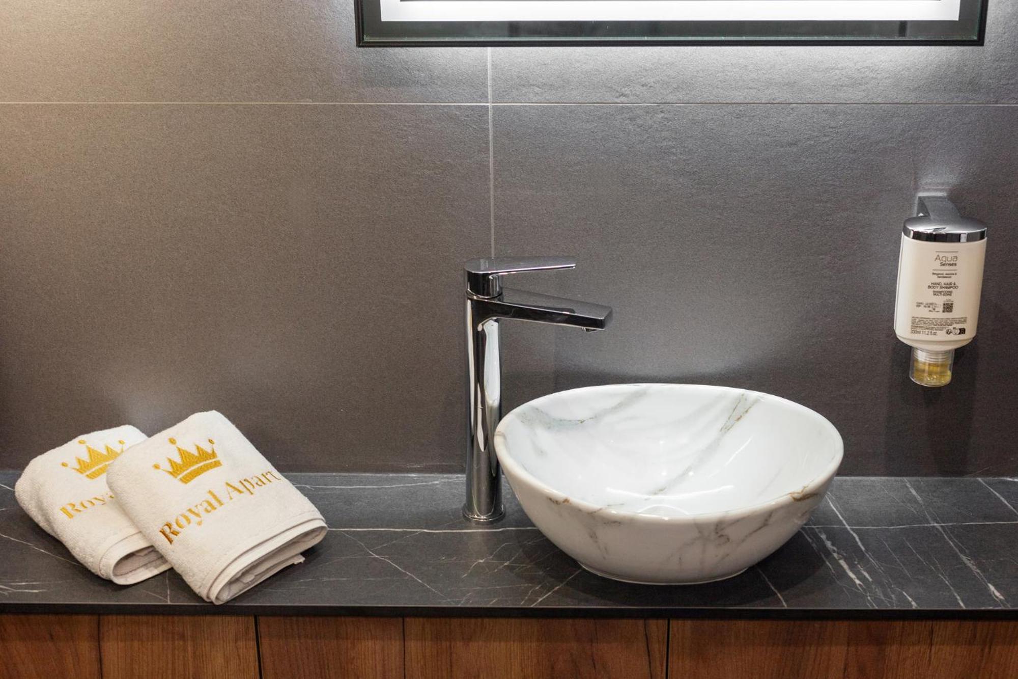 Royal Romantic Apartment With Bathtub Lwów Zewnętrze zdjęcie