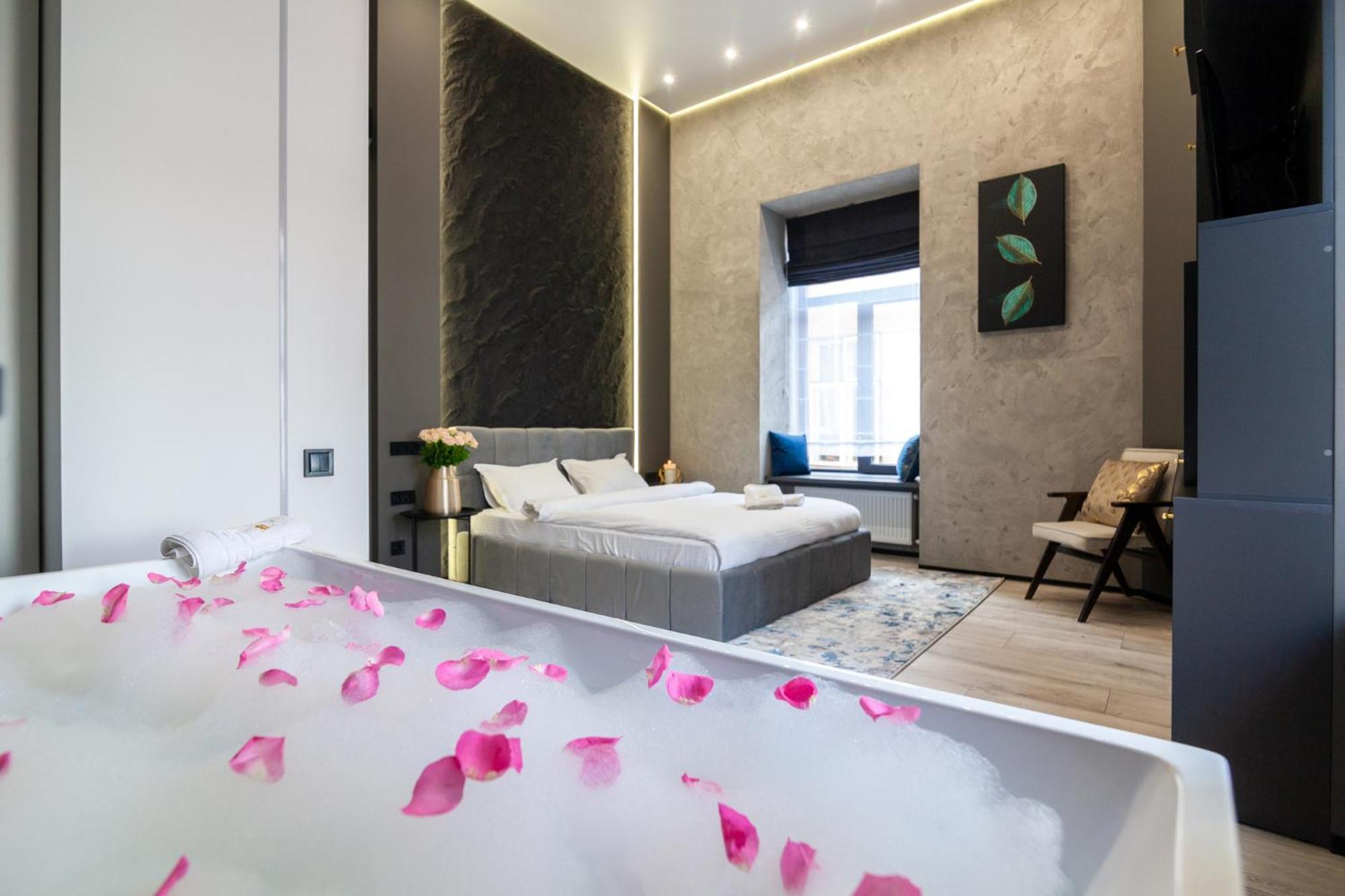 Royal Romantic Apartment With Bathtub Lwów Zewnętrze zdjęcie